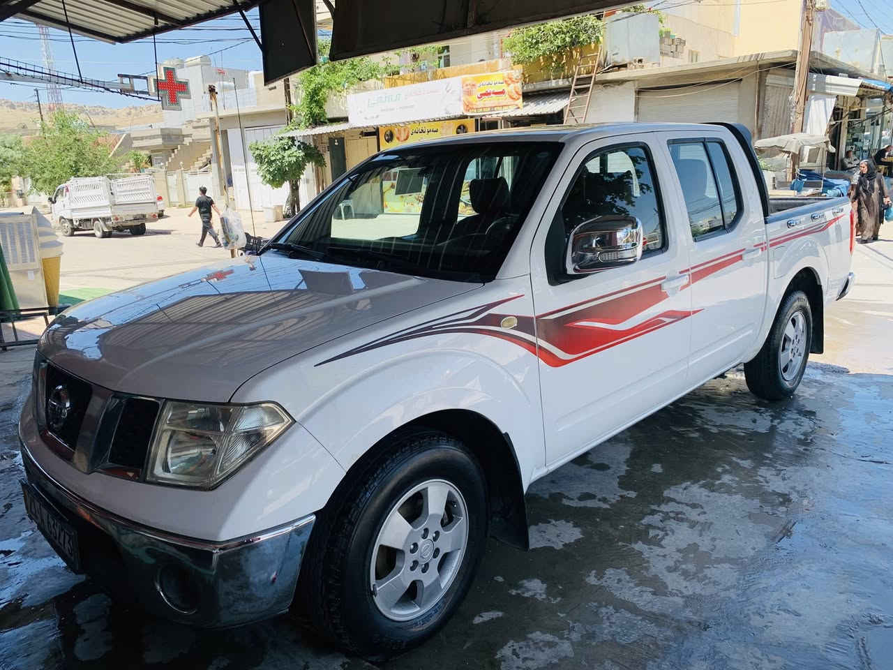 نیسان ناڤارا ٢٠١١ 
بێ بۆیاخ بێ دەعم بێ لێدران 
بەشەرتی تەحویل و غرامە  دەعامیی بۆ دەعامی بەشەرتی هەموو شتێک 
چوار تایەی تازە و لۆکی لە ژێرە 
کارەبایات تەقەو ڕەقەی بەشەرت کامل مەسرەف کراوە
گێڕ و مەکینە بەشەرت  ١٠٠ فیتەر بیلاد بێ مەسرەف
تازە ڕۆنی گۆڕاوە
هەموو گیانی لەسەر بیلادی ماوە
سەیارەی ماڵە هی مەعرەز نییە هیلاک نەکراوە
بۆ زانینی نرخ نامە بنێرە یان تێل بکە
شوێن بازیان 

***********
