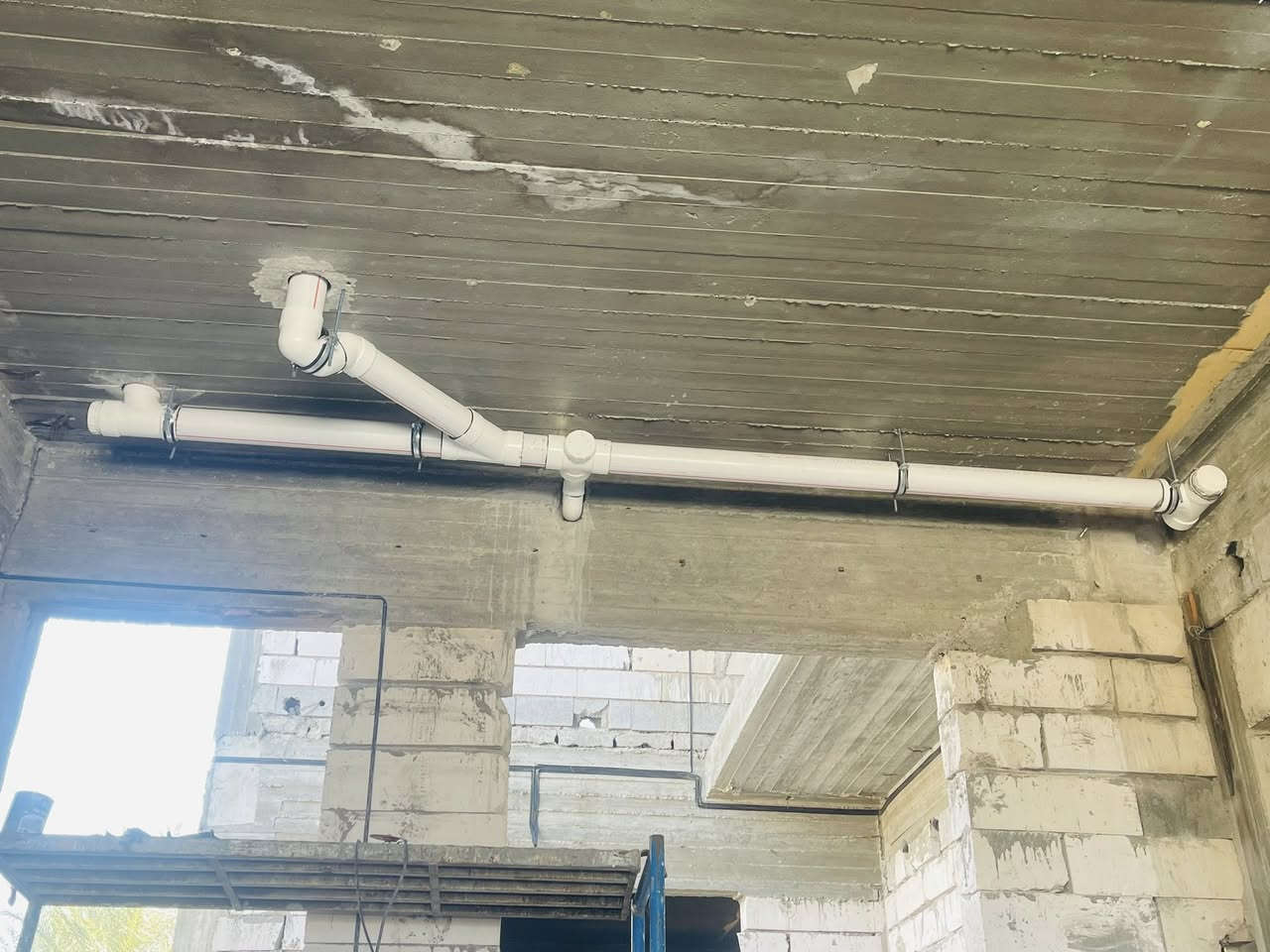 بعون الله وتوفيقة ، تم إنجاز أعمال تأسيس الماء والمجاري والكهرباء لبيت الدكتور قحطان السلمان الجبوري في قضاء الضلوعية، والمتكون من (9) مجاميع صحية، وذلك على أيدي كادر شركة قوة الشمس في محافظة صلاح الدين، وبرعاية وإشراف مباشر من المهندس باسم الحسن، ووفق أعلى معايير الجودة والسلامة وطبقاً للمواصفات الهندسية المعتمدة.
وقد تم إجراء فحص ضغط كامل لمنظومة الماء بواقع (10 بار)، ضماناً للأمان والمتانة ودقة التنفيذ

 الفني محمد أبو ريكان 
📞 0782 485 0845
