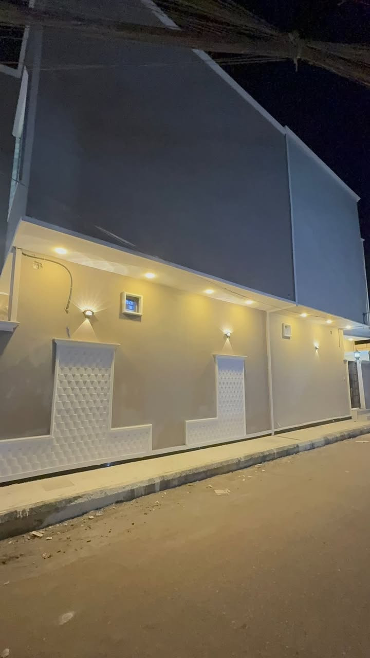 بيتين للبيع فول مواصفات بناء 2025 مساحه 300 الاول 176 متر ركن 6 غرف نوم وصالتين ومطبخ واستقبال السعر 400 والثاني يتكون من 4 غرف نوم وصالتين وصحيات 2 واستقبال ومطبخ السعر 250 العنوان حي اريدو خلف المحكمه فرع مطعم غليون مقابل مدرسه الشورى للأستفسار *********** مكتب البدري للعقار
