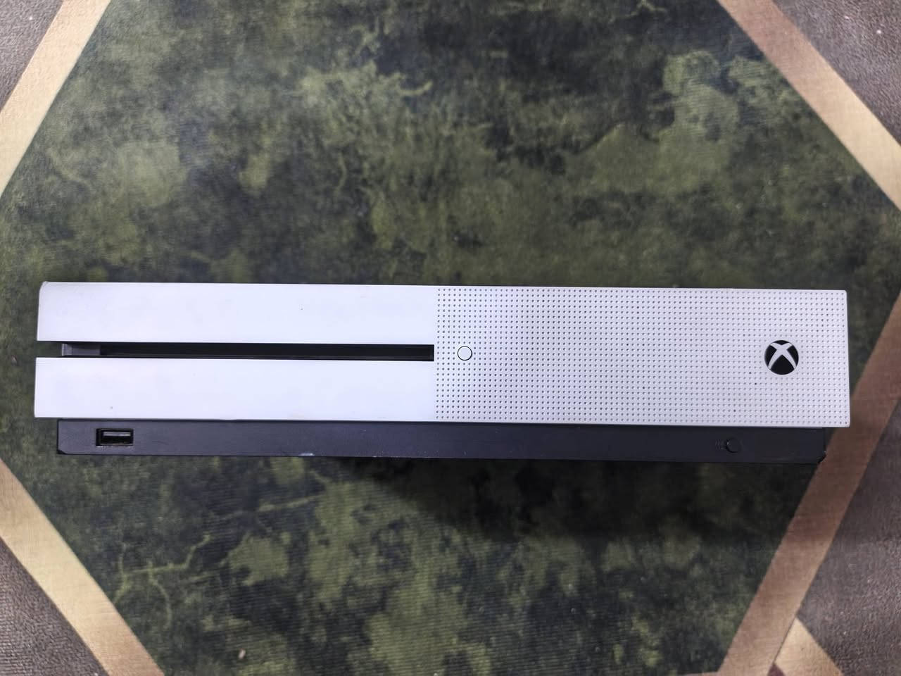 السلام عليكم  شباب 
Xbox One s 
الجهاز ذاكرة 1 تيرا لك ستيكر ما مفتوح  بي اشتراك كيم باس التمت اعلى فئة شهر ونص ومحمل بي العاب روكت ليك و فورزا هورايزون 5 وباتلفيلد 1 وبيس وبعد كم لعبة هم الجهاز تجي ويا يدة سيريس اس سودة وياها بطارية هم  
سعر 200 الف قفل شباب الجهاز واحد تيرا وما مفتوح ويدة السيريس وحدها غالية ب 50 الف والبطارية ب 15 الف اني كلهن عارضهن  مع الجهاز 200 ، واذا تريد انطيك يدة كيم سير إمكان يدة السيريس احسبهن الك 190 
بدون زحمة شباب الاسعار قفل من الاخير 
مكاني بغداد توصيل ماعندي توصيل ماكو 
***********
