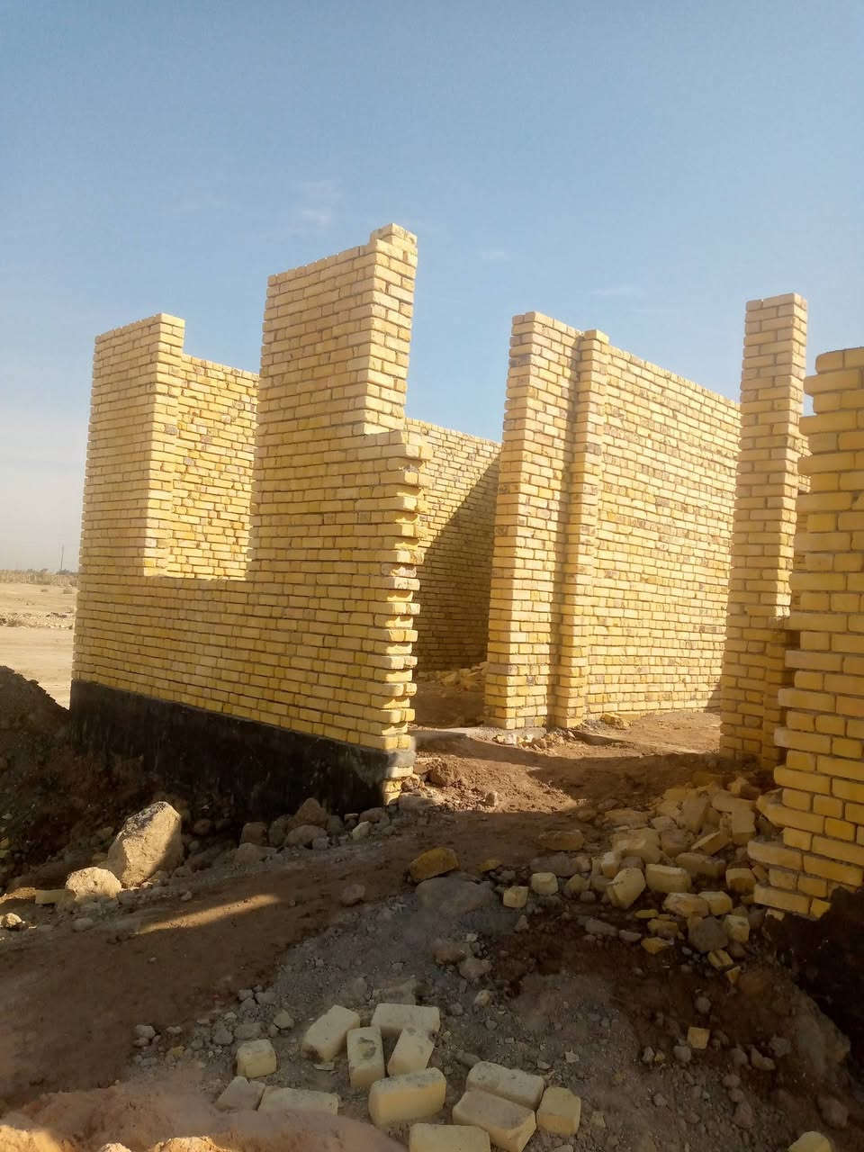 هيكل امامي مساحة 100م واصل للسكف ديوانية وصالة و وغرفة و مطبخ و صحيات ومنور وحمام داخلي السعر 50مليون وبي مجال العنوان حي الفداء مقاطعة 26 رقم العقار 26284 للاستفسار لاتصال على الرقم بي واتساب ***********
