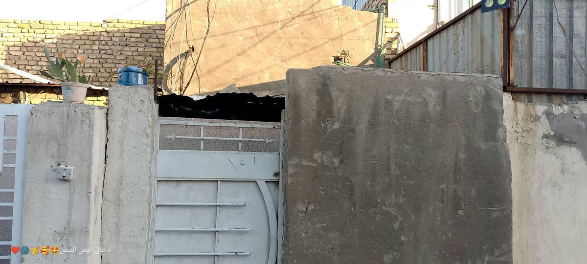 السلام عليكم عندي بيت تجاوز في الزعفرانيه قرب مستشفى الزعفرانيه على شارع العام  البيت بيه غرفه وصاله ومطبخ وترك خلفي وباب خلفي على شارع الخلف البيت وبيه طرمه  وباب الرئسي على شارع العام مال مستشفى الزعفرانيه السعر 20 وبيه مجال *********** علمن البيت تشجير ومقابيله طابو صرف قريب على اسواق حمودي
