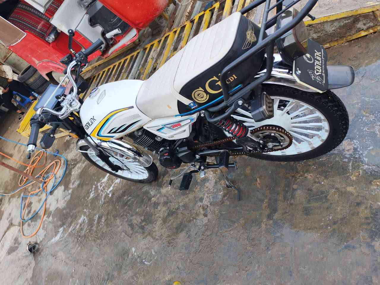 السلام عليكم دراجة سيفان موديل 25 محرك 200 السعر وراق كاملة السعر 850الرقم الهاتف ***********
