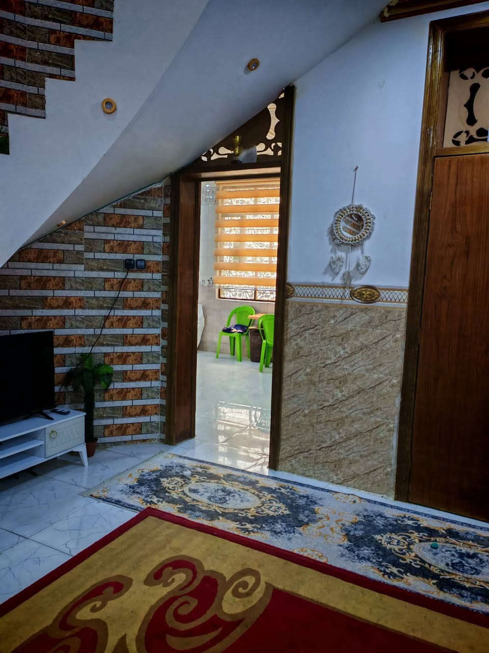 السلام عليكم بيت للبيع 200متر البيت جديد كلش قبل 4أشهر كمل بناء طابوك السكف كونكريت الداخل واحد على واحد كامل من كلشي يحتوي على غرفتين نوم وكلدور واستقبال ومطبخ حار وبارد مجمع صحيات بالداخل وصحيات بلخارج السطح مطبك كامل العنوان نزلت سعد بيجو قرب موقف التكسيات يبعد عن التبليط طريق الزوار 80متر السعر 90 وبي مجال للشراي رقم الهاتف ***********
