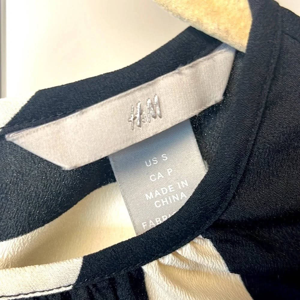 H&M
قميص راقي جداً 
بازرار معدنية في الاكمام والرقبة
القياس S
السعر 18 الف


**إذا كنت صاحب هذا الإعلان وتريد حذفه لأي سبب، رجاءا أرسل رسالة إلى الدعم الفني**