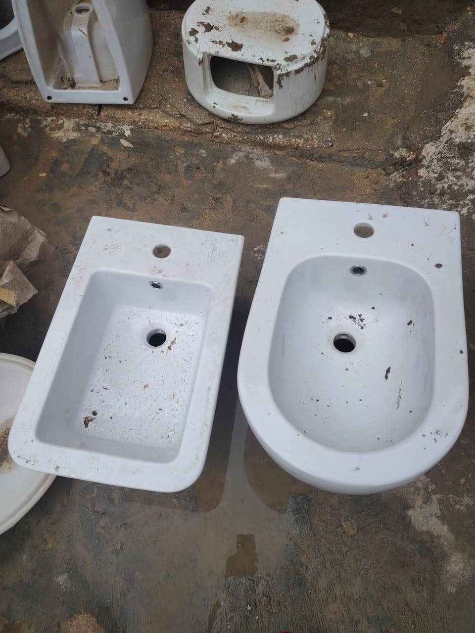 للبيع مغاسل ومقاعد غربيه جديد الصلي سعر 12 الف *********** مكاني رميثه
