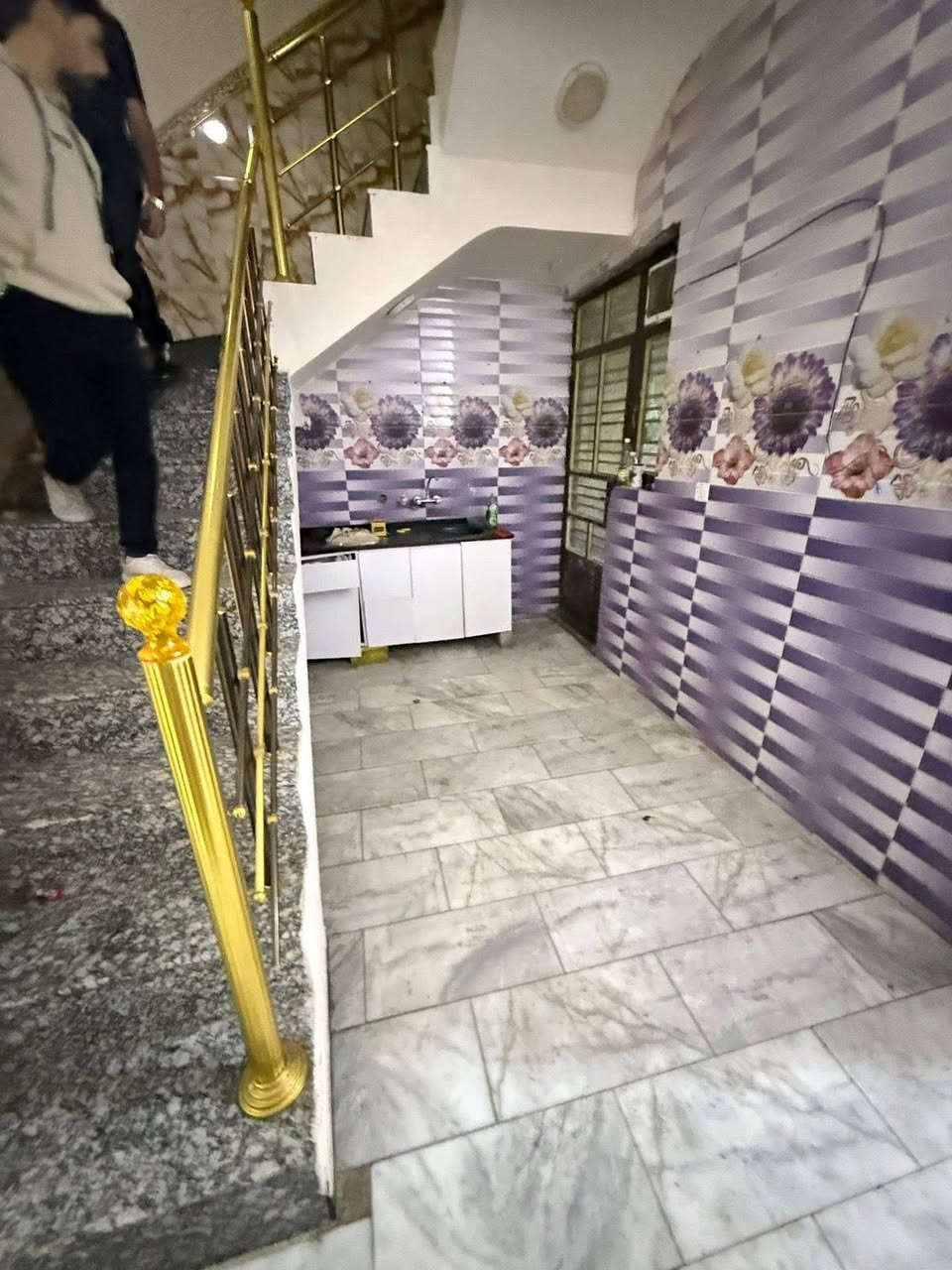 #للايجار في السيديه
🌐بيت مساحه ٨٨ متر نضيف جداً 
💠ثلاث غرف نوم 
💠صاله
💠مطبخ 
💠وخدمات عدد ٢
💠يقع على شارع عرضه ٢٠ متر
💵 بدل الايجار 900 الف

📍موقع  شارع الكويتي مميز جداً

⚜️للاستفسار ولتواصل ↘️↘️
***********
