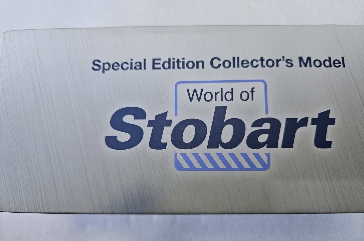السلام عليكم
مصغر لرافعة شوكية من طراز Doosan Daewoo Mega 300-V، وتحديداً إصدار "World of Stobart" من شركة Atlas Editions بمقياس 1:76
ويأتي في علبة عرض بلاستيكية شفافة.
يتميز باللون البرتقالي المميز لآلات البناء مع تفاصيل دقيقة للرافعة واللوادر.
السعر ٢٥ الف


**إذا كنت صاحب هذا الإعلان وتريد حذفه لأي سبب، رجاءا أرسل رسالة إلى الدعم الفني**