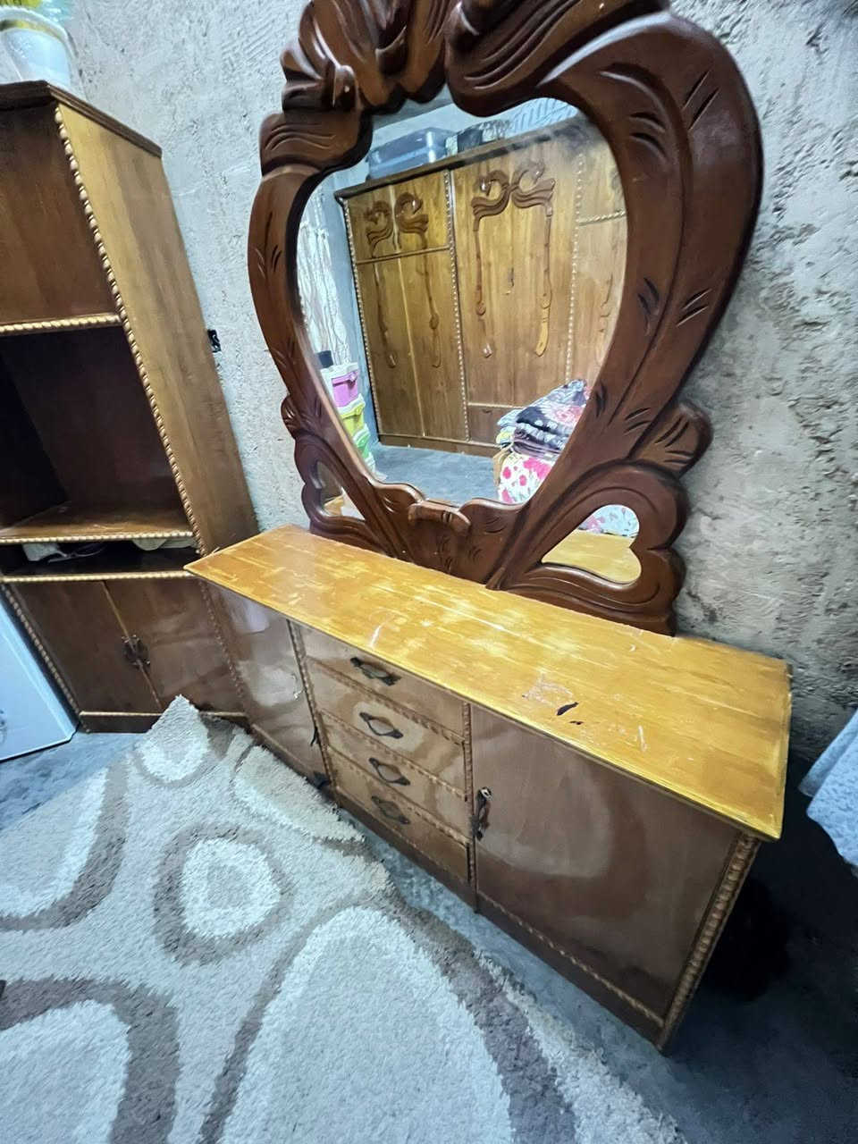 غرفه اخشاب حطاطه للبيع نضيفه سعر 600 وبيها مجال
مكاني قنان 
تواصل ***********
