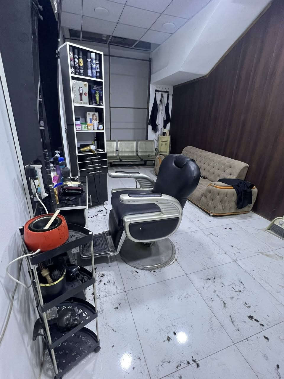 محل حلاقة للبيع غراض نظيفة استعمال قليل + مكاين تدريج 2 وحدة Wahl امريكي اصلي +صفر 2 وباقي الغراض موضحة بالصور موقع المحل بعقوبة تقاطع القدس خلف زنود الست الحمدانية (ابيع شلع) ***********

