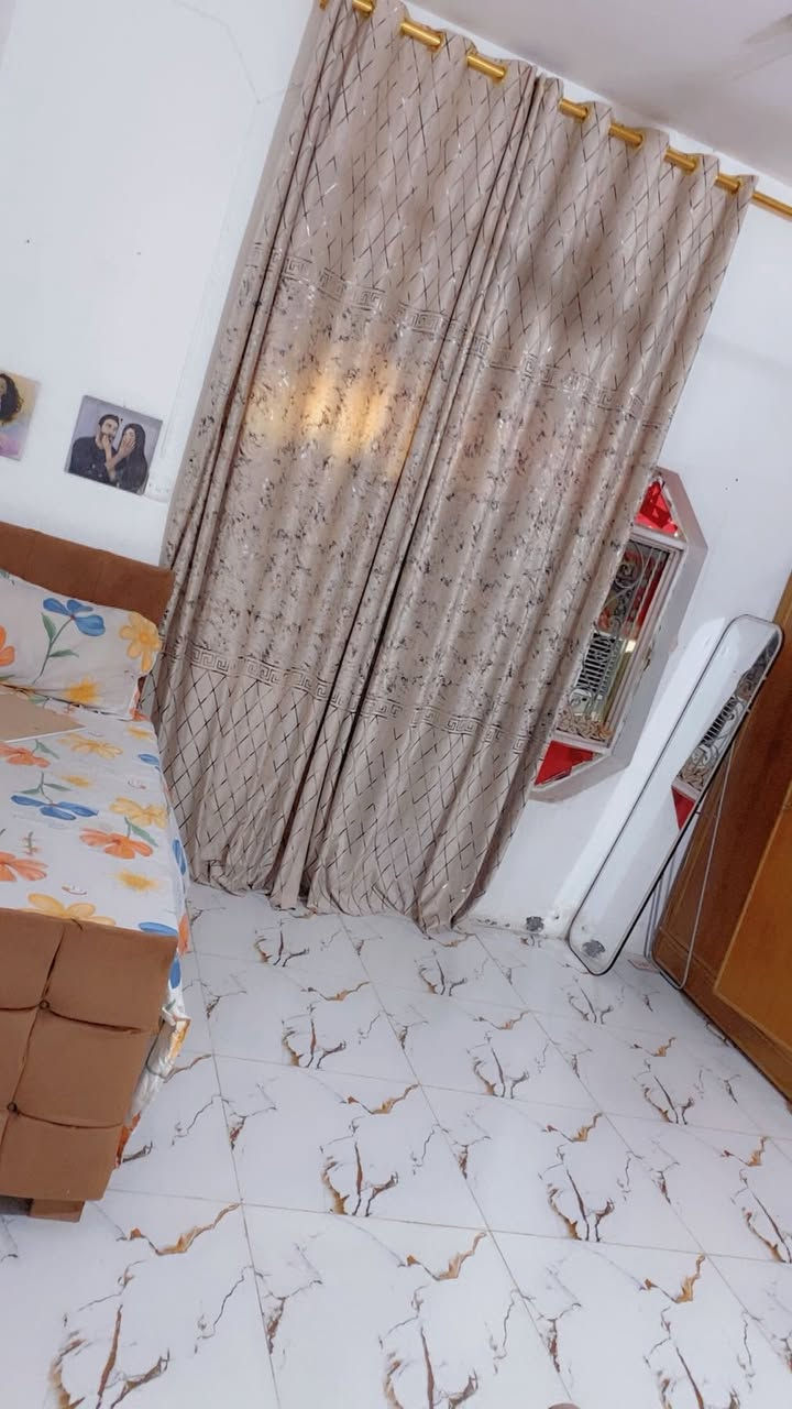 السلام عليكم :بيت للايجار مساحة٤٢٠ طابقين (3غرف نوم،2 جوة وحدة فوك،استقبال هول مطبخ طارمة حديقة 3صحيات )
العنوان ابو خستاوي بجهة الخدمي مقابيل الاستدارة 
السعر٤٠٠
***********
