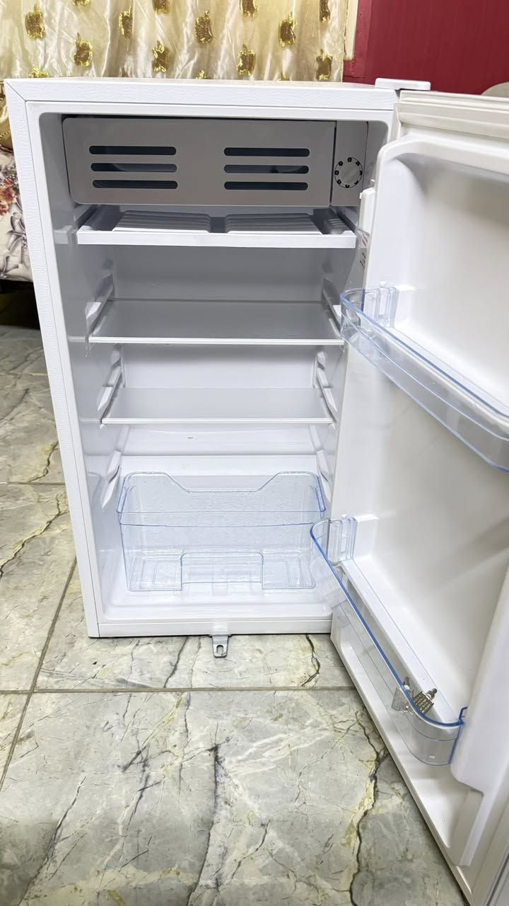 السلام عليكم ثلاجة مستعملة قليل كلش نظيفة للبيع السعر 75000 الف العنوان الدورة حي الصحة ***********
