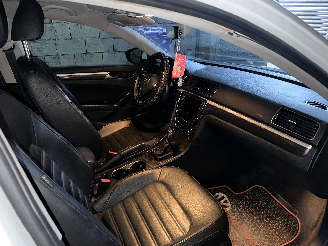 ***********
مكان السيارة كركوك 
باسات 2018 محرك 2000
سياره استخدام شخصي ماشيه 50000 ميل شرط محرك وكير مكفول وشرط التحويل والغرامه

سياره كاملة مكملة بدون اي نواقص ولا صرفيات

فول فول مواصفات SEL
فتحة سقف سلاید
ابواب بصمة
بصمة تشغيل
كامره 
رادار امامي تحديد مسار
رادار جانبي نقاط عمياء)
رادار خلفي التحذير من الاصطدام
حساسات امامي
حساسات جانبي
حساسات خلفي
كشنات جلد
كشنات كهربائي
كشنات هیتر
تحكم استيرن
تبريد مركزي
لايتات ليد زينون بيلادي
بيلادي LED بكلايتات