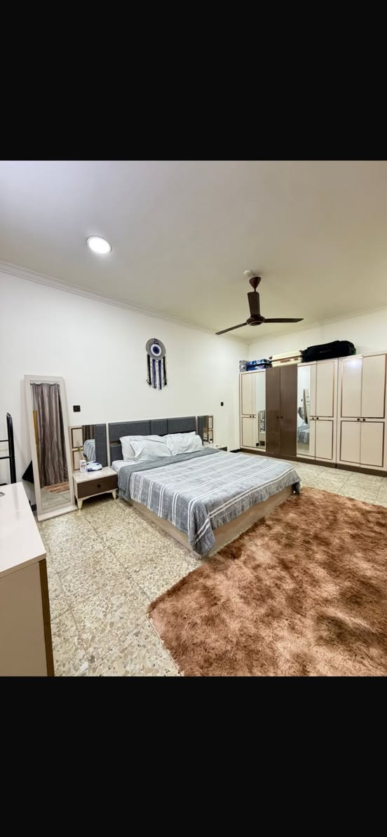 السلام عليكم 

🏡💫 بيتك الجاهز… براحة بال كاملة 💫🏡
شقق مفروشة حديثة للإيجار – للعوائل فقط

تبحث عن شقة نظيفة، مريحة، وموقعها ممتاز؟
تحب تسكن وأنت مطمئن أن كل الخدمات متوفرة بدون تعب؟
✨ هنا راح تلقى اللي تدور عليه ✨

📍 الموقع:
وسط بغداد – شارع فلسطين
مجاور تقاطع قرطبة
مقابل مستشفى الجملة العصبية
✔️ موقع حيوي وقريب من كل شيء

🛏 مواصفات تضمن الراحة:
• شقة أنيقة بمساحة 82 م²
• غرفة نوم سويت كبيرة
• غرفة استقبال مريحة
• مطبخ واسع
• حمام
• منورين لتهوية وإضاءة طبيعية

⚡ خدمات متكاملة بدون قلق:
✔️ كهرباء 24 ساعة
✔️ سبالت + إنفيرتر
✔️ إنترنت
✔️ كراج مجاني
✔️ بناية مجهزة بمنظومة طاقة شمسية

💰 الإيجار الشهري:
🔥 1,200,000 دينار فقط 🔥
✔️ شامل جميع الخدمات

📞 لا تضيع الفرصة – اتصل الآن:
📱 ***********

⏳ عدد الشقق محدود – الحجز للأسر الجادة فقط
