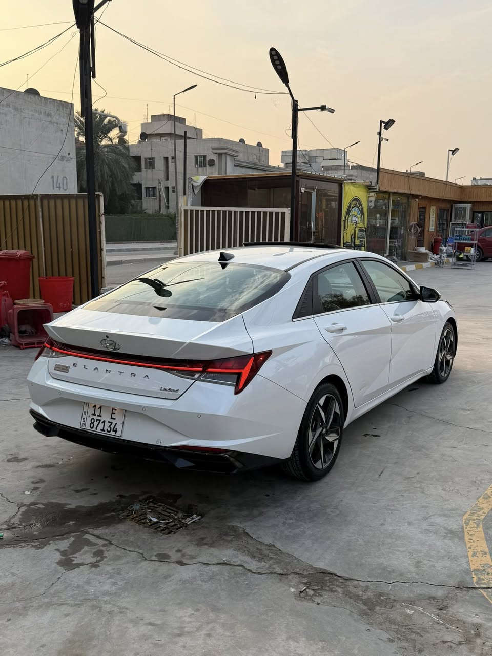 سلام عليكم 
للبيع النترا لمتدد 2022 فول 1/1 
لون ابيض صدددفي
ضرر جدآ بسيط خشم جاملغ فقط 
ماشيه 36 الف 
مواصفات 
بصمه 
فتحه
جلد 
كشنات كهرباء 
لايت زنون اصلي 
بكلايت لد
رادار 360 
وبعد بيها هوايه مواصفات 
رقم بغداد بسمي 
صور الحادث بلمنشور
سعر 158 وبيها مجال 
***********
