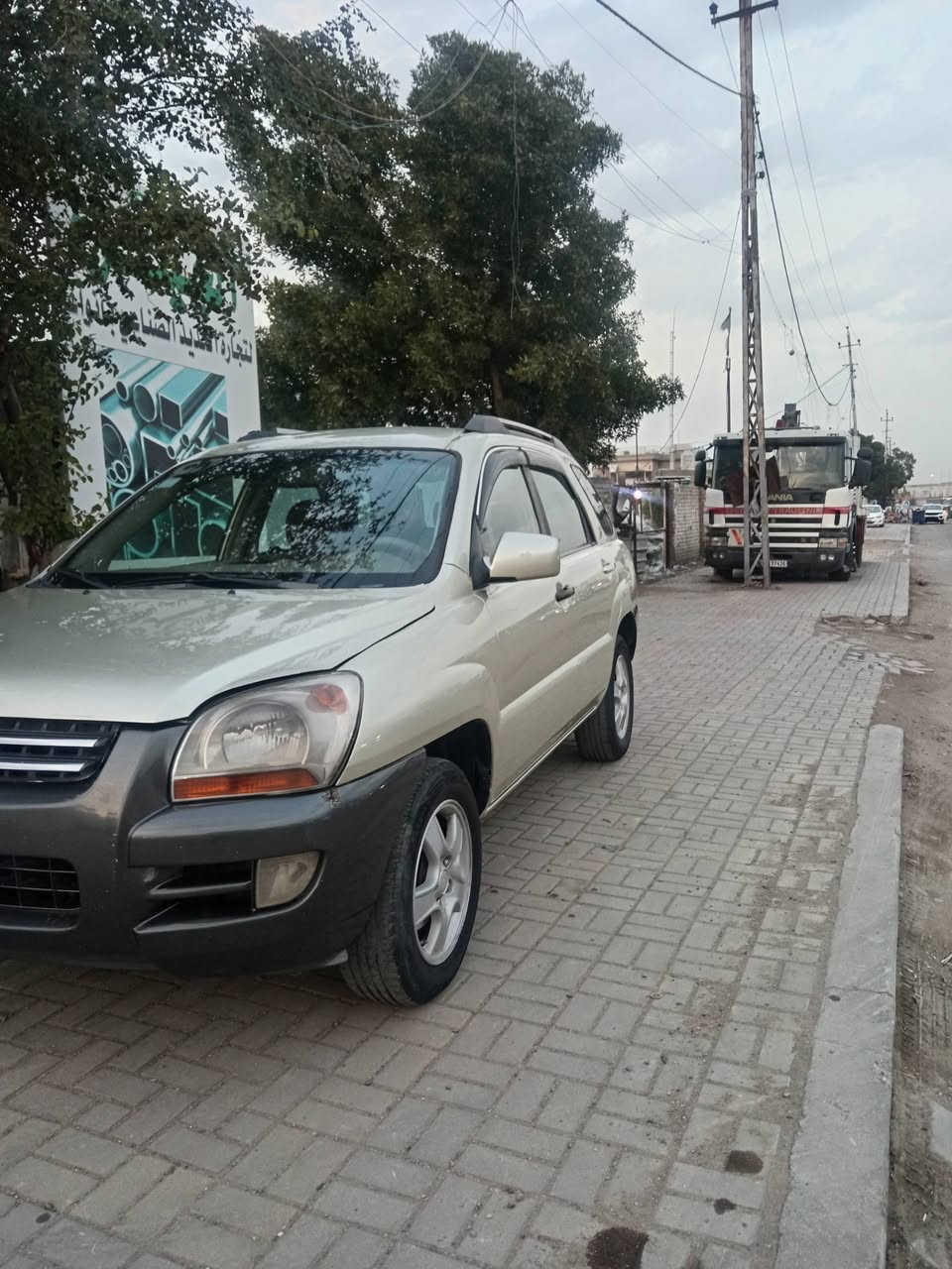 السلام عليكم من رخصة الإدارة المحترمة كيا سبورتج موديل ٢٠٠٧ رقم بغداد نكليزي تحويل مباشر السياره كاهزه من كلشي بيها ضربه تكمه فوك السايق   مصبوغه عام بدون دواخل مكينه ٤ سلندر حجم ٢٠٠٠ كير مكينه صدر تبريد كهربائيات كلها علبلاد شاشه كامره سنتر لك حجي كل البيها ذاكره لتكلي سونار وفلان شي سياره خير من الله وبالعافية ع ياخذها ترايها كلش حلو السعر ٨٧ مكان السياره بغداد الكفاح قرب مستوصف الشيخ عمر رقم الهاتف *********** اسف على الإطالة
