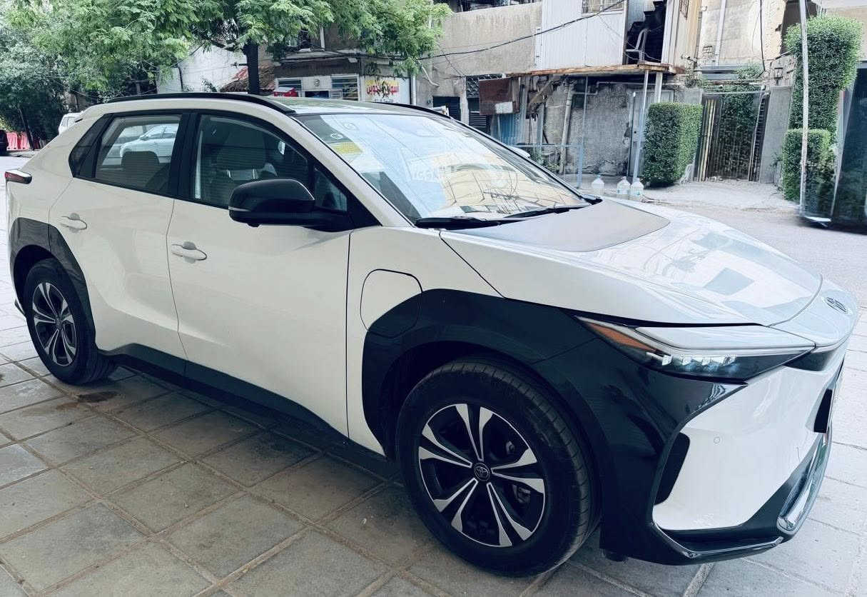 Toyota Bz4x 2023 وارد خليجي
الكهربائية بالكامل | Full electric 

عداد 12,000 km شبه زيرو

السيارة مميزة جدا و تقطع مسافة 615 كم بالشحنة 

حجم البطارية : 68  كيلو واط 

نوع البطارية : ليثيوم 

المواصفات :-

سقف بانوراما فيو 

مقاعد جلد كهرباء 

مقاعد امامية تدفئة وتبريد

 تدفئة مقود 

شاشة امامية كبيرة متعددة الخصائص

كاميرات 360 درجة 

حساسات اصطفاف 360 درجة 

مثبت سرعة

بصمة تشغيل و دخول

لايتات امامية زنون

اضاءة خلفية Led

كير ماوس

هاندبريك كهربائي مع خاصية الاوتوهولد

انظمة قيادة متعددة

فتحات مكيف خلفية

صندوق خلفي كهرباء 

‏Wireless charger | شاحن لاسلكي 

‏Lane tracing assist | نظام تتبع المسار 

‏Lane departure alert | نظام الحفاظ على المسار 

‏Navigation Maps | نظام خرائط الملاحة

‏Voice command | داعم اوامر صوتي 

‏Bluetooth | بلوتوث 

‏Auto lights | اضاءة ذاتية 

‏Traffic sign assist | قراءة شواخص المرور 

‏Automatic high beam | نظام الاضاءة العالي التلقائي 

‏Pre-collision system | نظام الأمان قبل التصادم

‏Dynamic radar cruise control | مثبت سرعة بالرادار الفعال

‏Apple car play 

‏Android Auto 

* السيارة مكفولة كفالة عامة ع ايدي من زيرو مكاني بغداد / الكرخ

للاستفسار :- ***********

