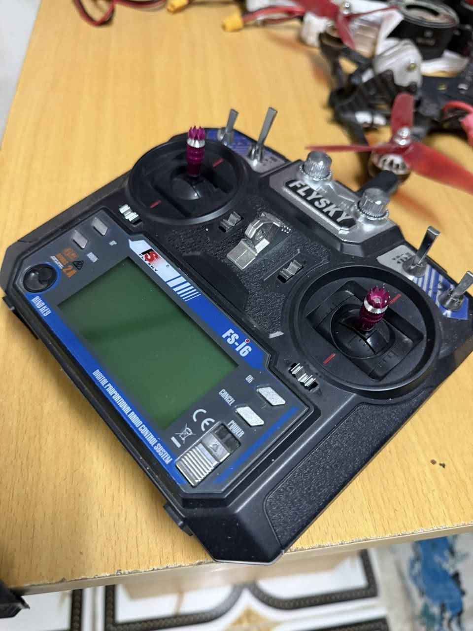 FPV
درون 5 انج + جويستك + بطاريات عدد 2 + شاحنة بطاريات


**إذا كنت صاحب هذا الإعلان وتريد حذفه لأي سبب، رجاءا أرسل رسالة إلى الدعم الفني**