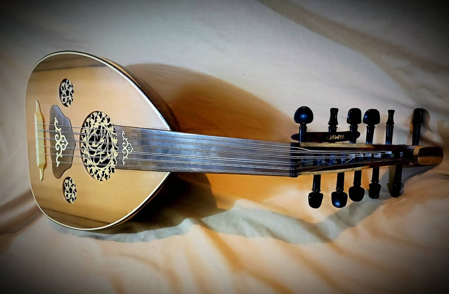 السلام عليكم ((( صناعتنا )))
من خشب السيسم العراقي 
الوجه سيدر 
المفاتيح ابنوس
مع تحيات باسل الجراح لصناعة الة العود
***********
