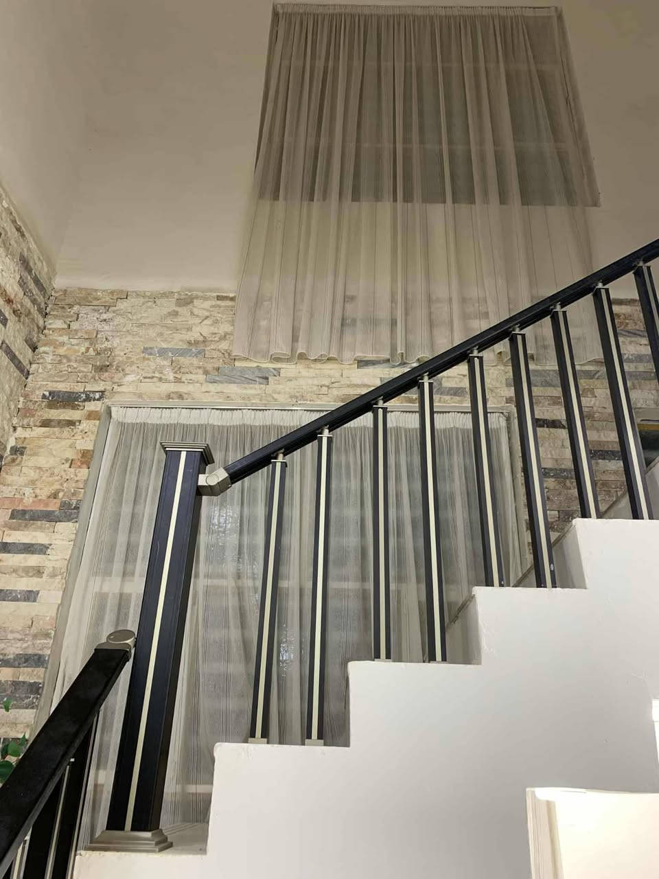 بيت اللبيع طابقين بناء حديث يتكون من غرفتين جوه وصالات ثنين وستقبال ومطبخ وصحيات خارجيه وداخليه والطابق الفوك يتكون من مشتملات ثنين كل مشتمل يتكون من غرفة جبيره وصاله ومطبخ وصحيات مساحته 312 اما ‏‪***********‬‏ بيع لو مراوس بيت ومشتمل لو بيت وقطعه
