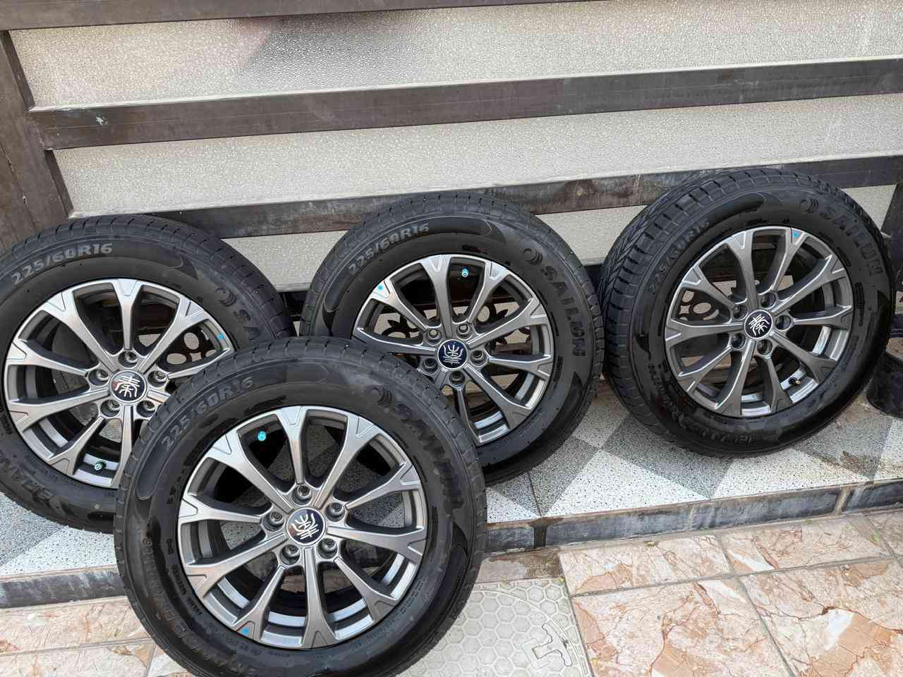 السلام عليكم
للبيع ويل كب مع التايرات مال BYD كن L بس يشتغل جميع انواع ال BYD الويل جديد مكفول من الزلغ التايرات جدد مال شركة قياس 225.60.16 بسعر 400 وبي مجال بسيط 
العنوان الغزالية  ***********
