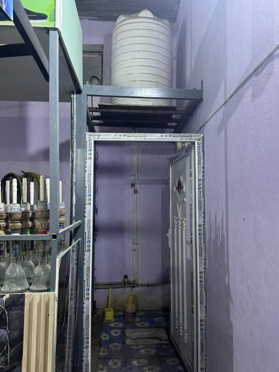 كراسي عدد 30 
ميز عدد 6 قياس متر في متر 
كامرات منضومه 
بلازمه حجم 55 
خلاط الماني عدد 2 
كاونتر عدد 1 
صحيات كامله 
مروحه جداريه عدد 8 
طبلات عدد 12 
نراكيل عدد 30كامل الملحقات 
طباخ قواري 
منضومه نت كامله 
منضومه مال لعبات كامله       أسعار جداا مناسبه للبيع مستعجل الاستفسار ***********
