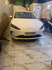 سيارة بي وإي دي سيل فايف ٢٠٢٥ ابيضّ رقم بغداد ماشية ٢٠٠٠ بعده زيرو مكف...