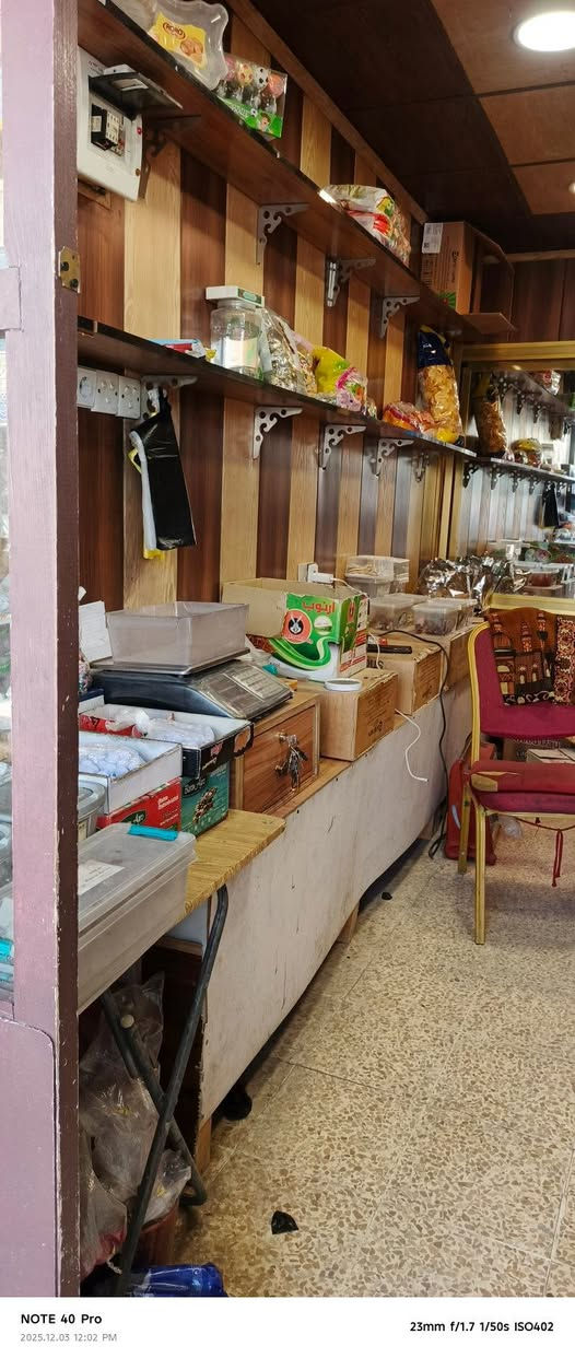 السلام عليكم محل معروض للبيع هو باغراضه كامل بدون سقف لي ايجار المحل 150 عنوان المحل موصل حي البكر شارع مركز التامين تواصل على الرقم***********
