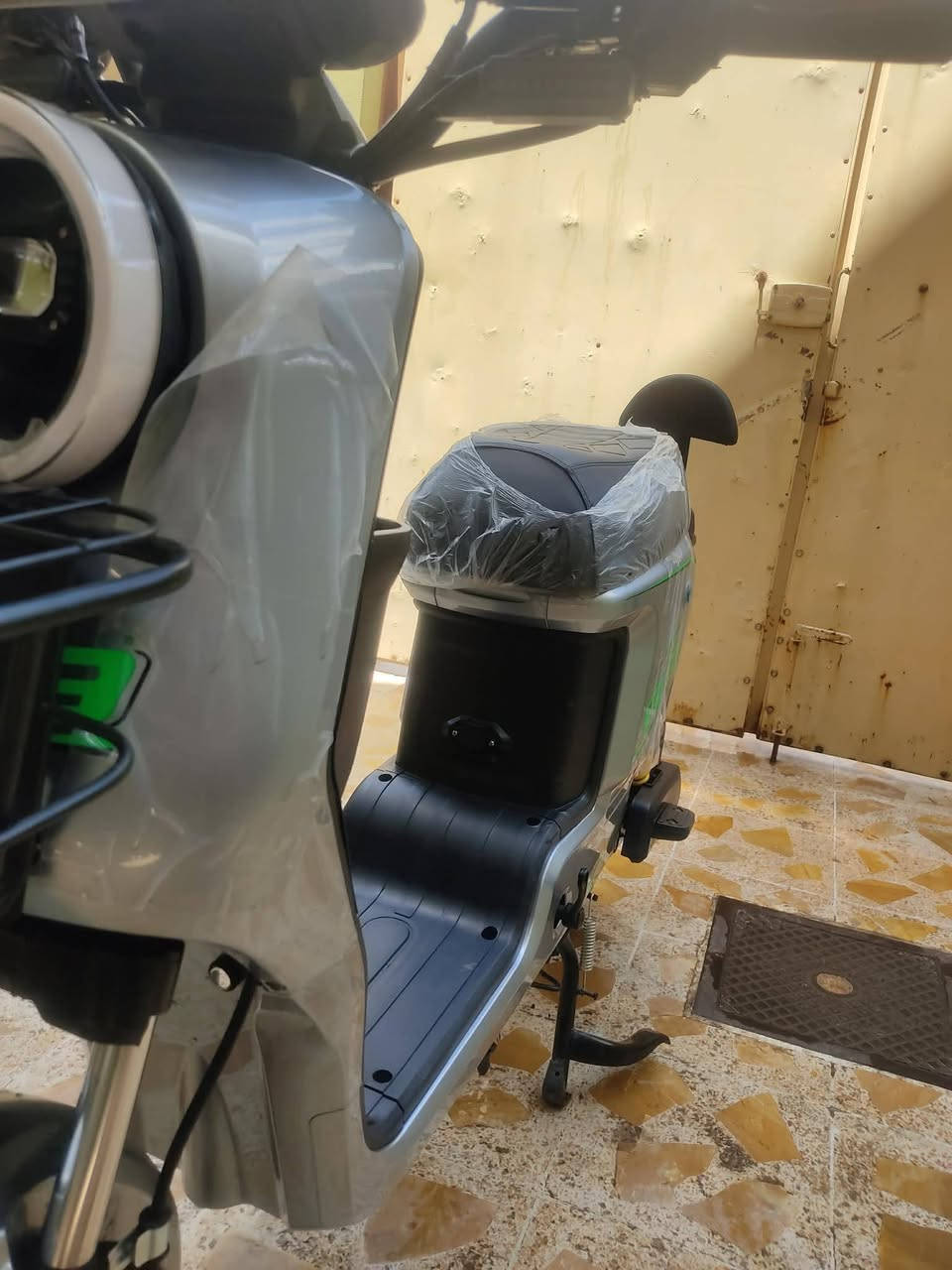 السلام عليكم
دراجة R9
دراجة جديدة مستخدم أقل من أسبوع 
نضيفة بمعنا الكلمة كلشي بيها عل فحص وشرط 
ملف1200عل فحص بطاريات مسطرة كبار عل فحص 
أربع سرعة 
شاشة دجتل تحديد لاعطال وكلشي يبين بيها 
يشاير يمين يسار رباعي لايت عالي ناصي نشرات 
انضمة تشغيل 
كارت2
شويج2
بصمة 1
الدراجة لاشخط ولا جلخ بيها مشحونا 5 مرات فقط 
أبيعك من أضغر برغي إلى أكبر برغي على فحص ما مفتوح ..السعر 525مجال حك جيتك وتدلل 
مكاني موصل لأيسر مدخل دوميز 
***********
