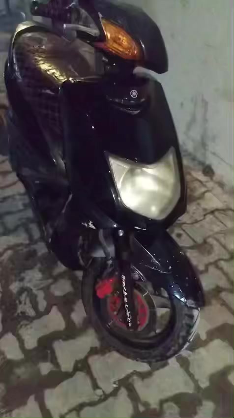 السلام عليكم ورحمت الله وبركاتو دراجة سكنس نثية نضيفة وحلوة مكينتهة ربه صالي شهرين من سويتة السعر400بيهة مجال هاذةًالرقم***********
