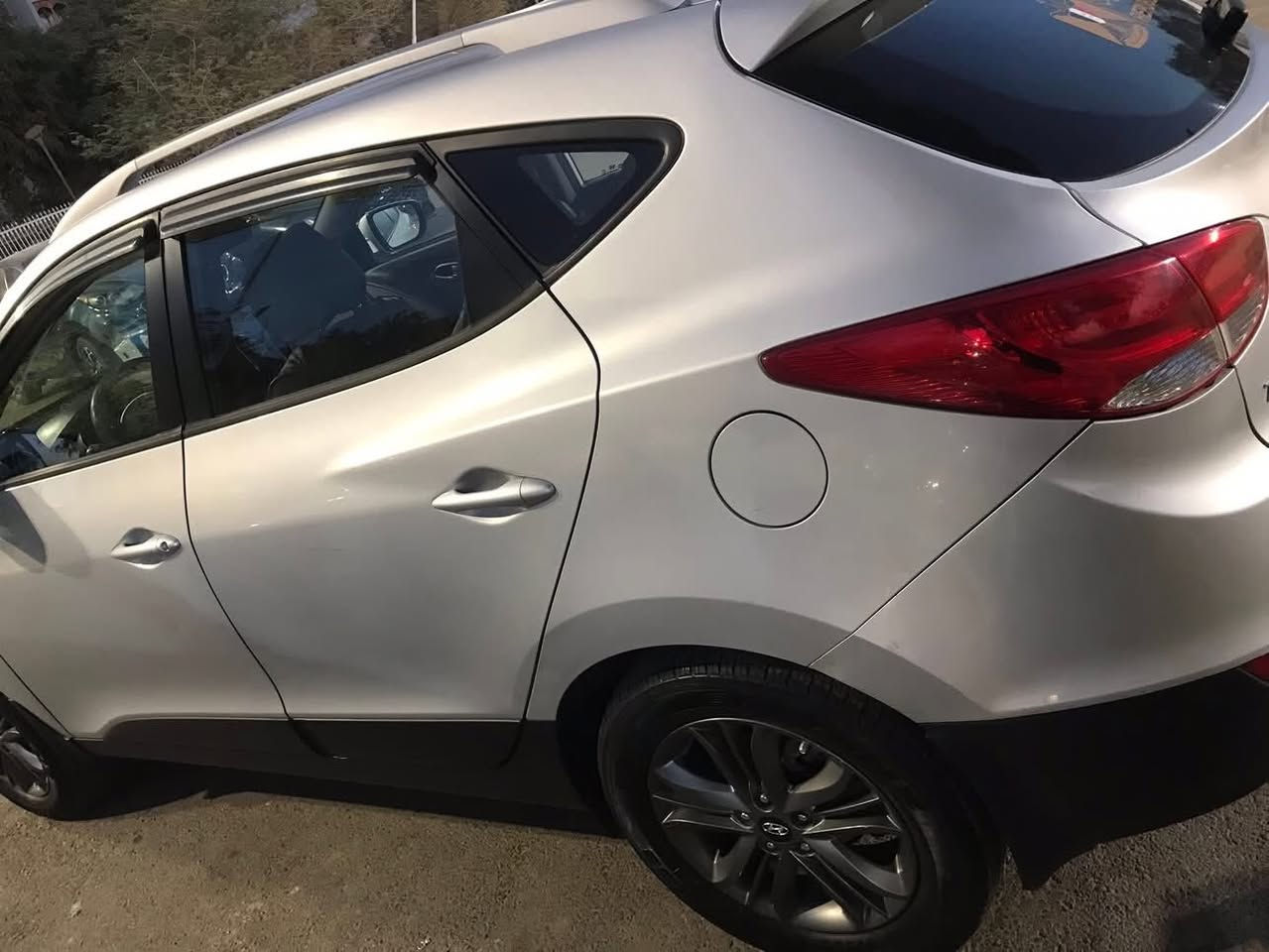 السلام عليكم
توسان للبيع 2015 خليج
رقم بغداد 
باسمي تحويل ثاني يوم 
بيها بارد بسيط بالجاملغ الأيسر 
والباقي كفالة عامة 
سونار موجود 
سيارة كلش نظيفة واحلى من صور 
السعر 148وبيها مجال حك الجية 
مكان السيارة بغداد 
الرقم ***********
