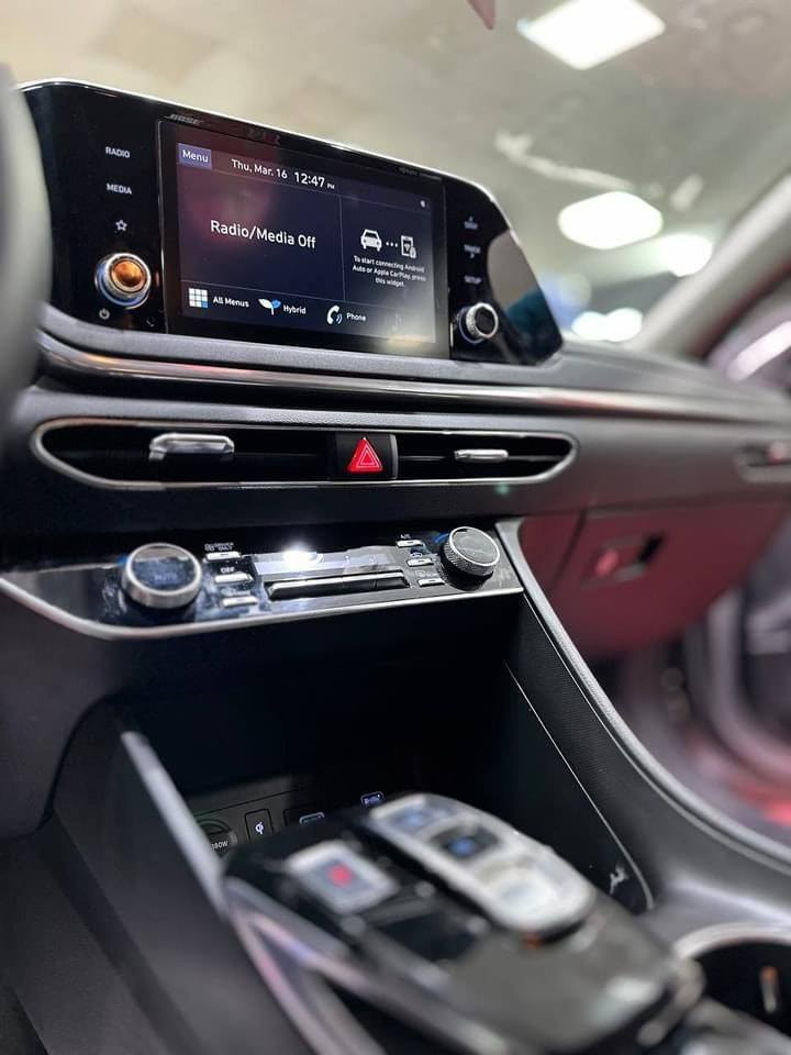 _____________________________
اسم السيارة :هونداي سوناتا 
الفئة : هايبرد (كهرباء - بانزين )
الموديل : 2021
اللون : سلفر فاتح 
اللوحة : رقم بغداد
الضرر : قطعة 1 صبغ 
_____________________________
الــمــواصــفـــات :-
1 - محرك 4 سلندر 2000 
2 - كشنات مخمل (اصل)
3 - كاميرا دوار ستيرن
4 - شاشة كبيرة ( ايباد) للتحكم في ايعازات السيارة
5 - تبريد قطعتين امامي خلفي
6 - لايت زنون + كشاف + حاجب 
7- عداد المسافة 98000 كيلو
8 - ايرباك سليم 
9 - منافذ USB امامي خلفي
10 - سستم صوت متكامل 
11 - تحكم ستيرن جهتين
12 - بصمة  2 باب + بصمة تشغيل
13 - رادار جانبي 
14 - نضام ABS مانع انزلاق
15- كشنات كهرباء 
16 - اشاير بالمري 
17- تحديد مسار 
18 - وباقي المواصفات الغنية عن التعريف 
_________________________
***********
