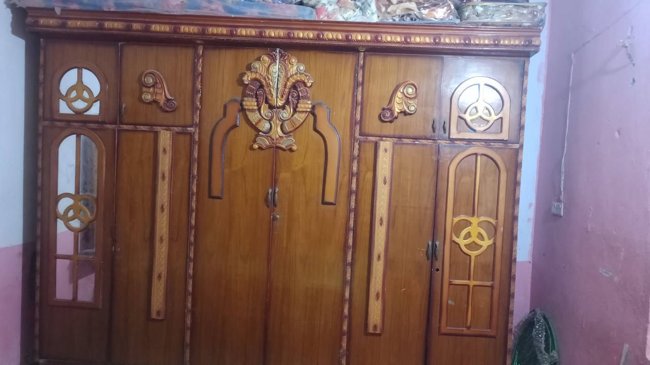 سلام عليكم غرفة نوم للبيع نضيفه وبسعر مناسب الي يريدها عنوان كوت وافدين راسلني خاص او تصل***********
