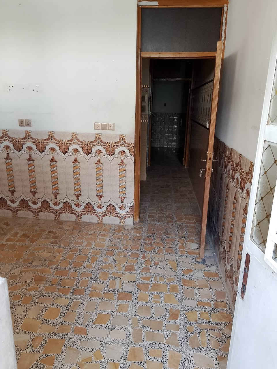دار الايجار المساحة ( 50 ) متر
الطابق الاول استقبال وغرفه نوم وخدمات 
الطابق الثاني غرفتين نوم وخدمات 
الطابق الثالث غرفه  كبيره وبيتونه وسطح 
العنوان /الشعب مقابيل محطه سما بغداد على الشارع العام 
على طريق بغداد بعقوبه 
الاستفسار الاتصال على الرقم ***********
