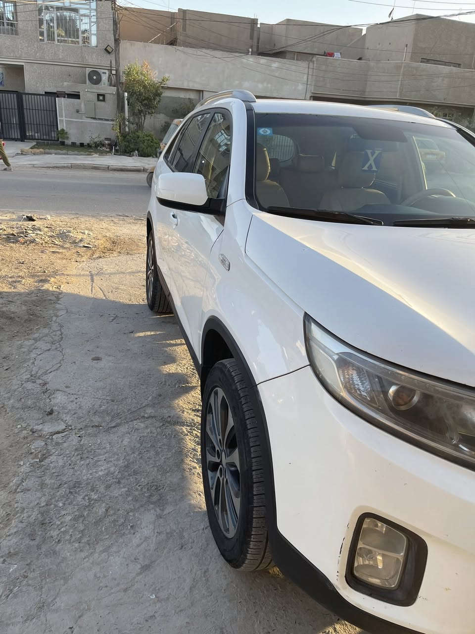 السلام عليكم 
سورنتو 2015 خليجي بيها باب 
الصدر بي صبغ ونص من باب الخلفي 
٦ سلندر ٧ راكب 
الاستفسار 
***********
مكان بغداد الجديدة الامين
