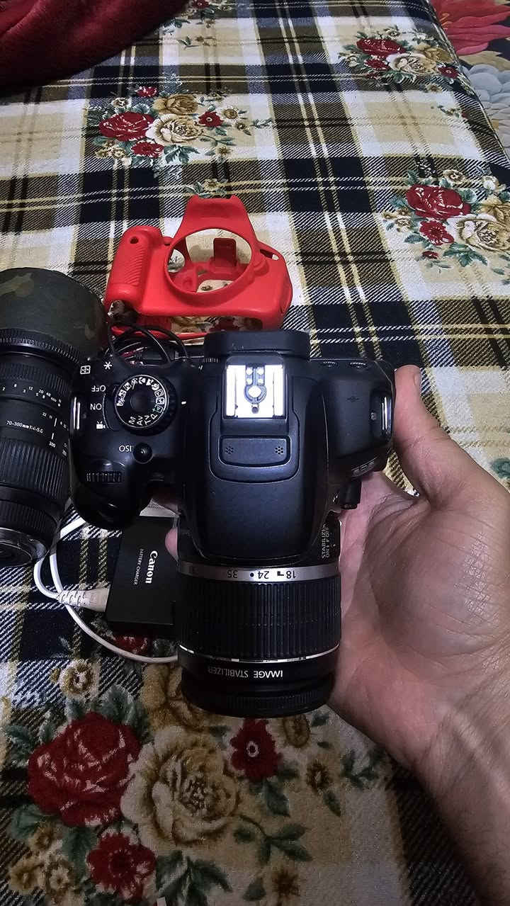 السلام عليكم كامرا 650D كانون مع عدسه الاصليه 18 55 
مع زوم اضافي 70 300 الزوم عطلان انطي مجانا 
مع بطاريتين وشاحنه وكيبل نقل وحزام كتف وكفر جلاتين مع جنطه 
السعر ٣٢٠ الف وبيه مجال قليل مكاني نجف توصيل موجود 
خاص او الاتصال ***********
