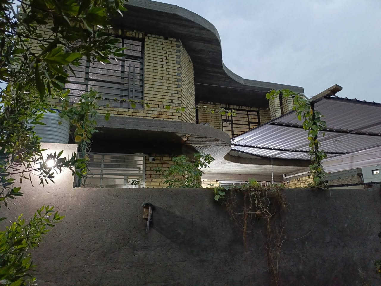 السلام عليكم دار للبيع حصن جعفر طابقين المساحة الكلية 200متر يحتوي على 6 غرف نوم  ومطبخ وحمام عدد 2 وصاله شارع 30 يحتاج بورك وجص وأرضية للاستفسار ***********
