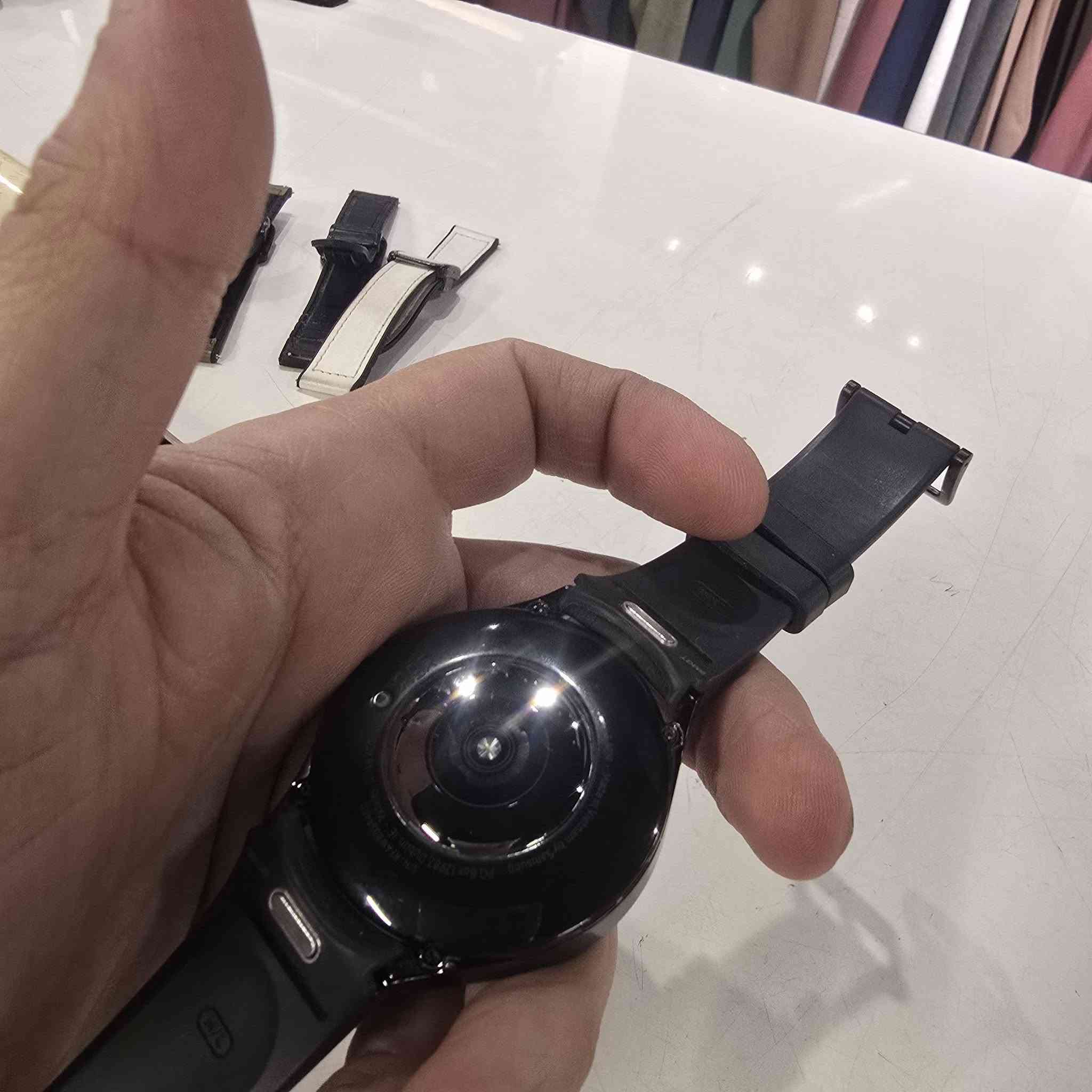 ساعة Galaxy Watch Astro Edition هي إصدار خاص من سامسونج يجمع بين تصميم كلاسيكي مستوحى من علم الفلك  مواصفات ساعة ذكية متقدمة، تتميز بشاشة Super AMOLED أكبر وأكثر سطوعاً، حافة دوارة نحيفة، عدسة كريستال ياقوتي للمتانة، ميزات صحية شاملة (نبض، أكسجين، نوم)، وتدعم أكثر من 90 نشاطاً بدنياً، مع بطارية تدوم طويلاً، وتقدم تجربة مستخدم أنيقة وعملية، كما ذكرت ، و..
المواصفات الأساسية:
الشاشة: Super AMOLED، أكبر حجمًا (حتى 30%) مع حافة أنحف (15%) مقارنة بالإصدارات السابقة.
التصميم: مستوحى من الفلك (astro-inspired)، مع نقوش فلكية على الإطار.
المتانة: مصنوعة من زجاج كريستال ياقوتي لحماية الشاشة.
المقاسات: 47 مم.
نظام التشغيل: Wear OS (يعمل بنظام أندرويد). 
الميزات الصحية واللياقة:
مراقبة شاملة: معدل ضربات القلب، الأكسجين في الدم (SpO2)، تحليل النوم.
تدريبات: دعم لأكثر من 90 نشاطاً بدنياً مختلفاً. 
الميزات الذكية:
اتصال: بلوتوث، تكامل مع أجهزة سامسونج الأخرى (مثل سماعات Buds).
التحكم: حافة دوارة نحيفة للتحكم السلس.
إشعارات: استقبال الرسائل والمكالمات. 
لماذا إصدار Astro؟
يكرم الإرث العلمي القديم في علم الفلك، مستلهماً من الاسطرلاب.
يقدم مزيجًا من الأناقة الكلاسيكية والتقنية الحديثة. 
وياها ٣ سيوره جلد وعلبتها والشاحنه الساعه نظيفه وشغاله بدون اي مشكله 
سعرها ١٥٠ الف قفل مع السيوره 
مكاني بغداد الاعظميه 
***********
***********
