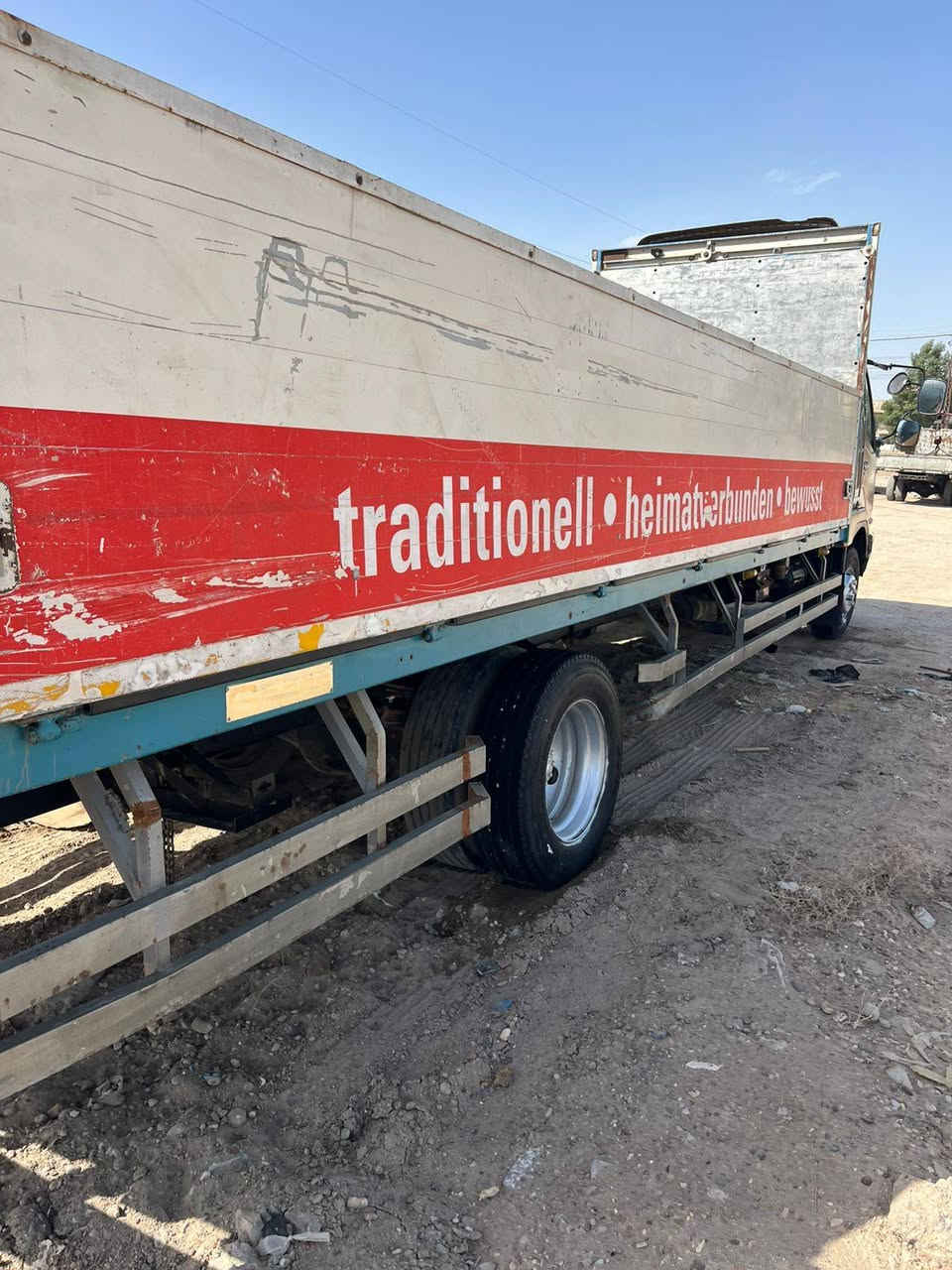 يالله سلام عليكم 
فوزه بزون للبيع موديل 2000اصل.
رقم نكليزي نجف مكينه 14سوبر حديث 
طوله 7وربع سياره جاهزه للعمل 
رقم ***********
العنوان بغداد
