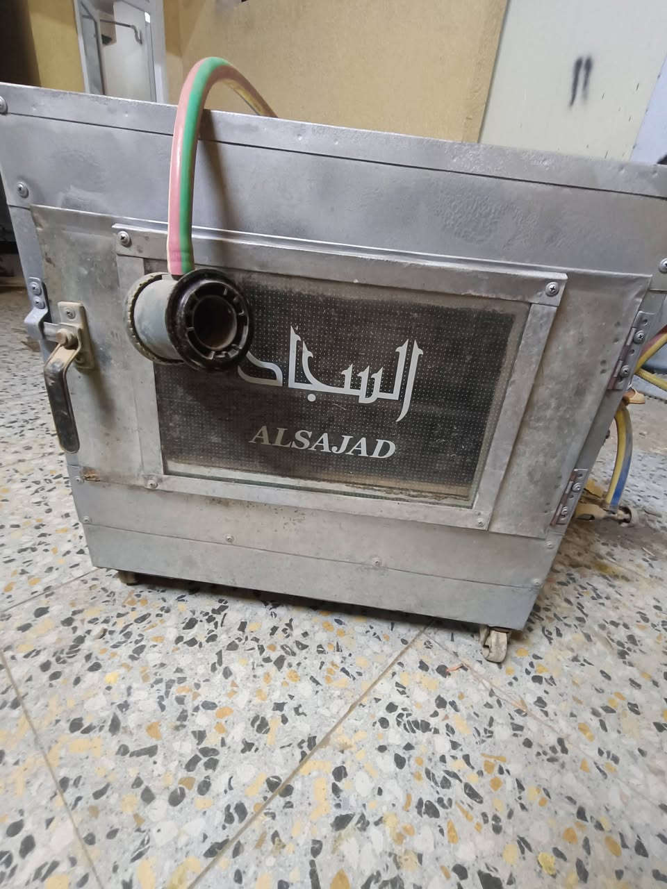 أغراض للبيع
كاونتر 3 أمتار ب250 الف 
براد ماء المتين 75الف
فرن غازي 35الف
رقم صاحب الأغراض ***********
