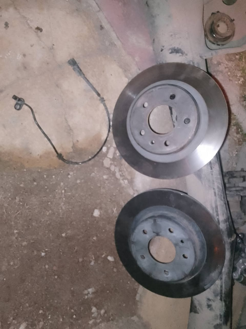 السلام عليكم
بولبرنات خلفيه تراكس 24 و 25
فلنجات خلفيه
فج كامل مع صونده البريك 
حساس اي بي اس

***********
مكاني السيديه
