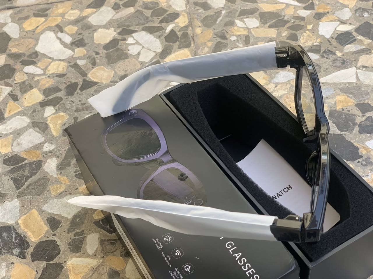 📷 تسجيل فيديو
📶 نقل لاسلكي
👆 تحكم باللمس
🕶️ كشف الارتداء
🔋 بطارية قابلة للشحن
:
جودة الكاميرا (720p أو 1080p)
وجود Wi-Fi أو لا
سعة البطارية
جودة التصنيع

‭0774 144 9744‬ تصال
