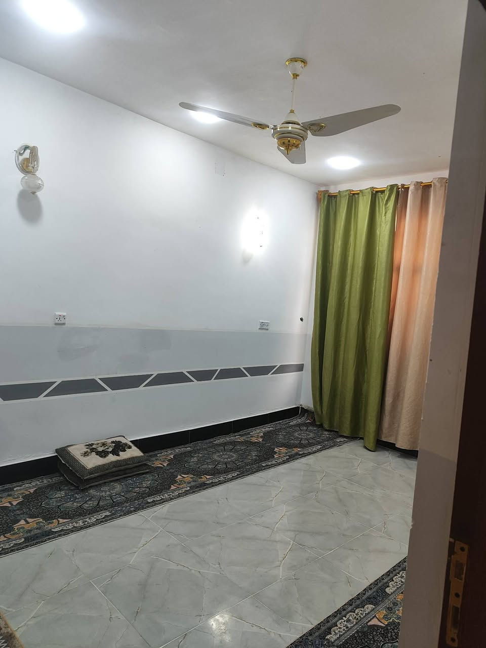 بيت 100 متر الأساس رفت بناء طابوك حديث البيت ماء كهرباء مجاري الكرغولية نزلت البزل قريب على شارع العام 
للاستفسار *********** بيه واتساب
