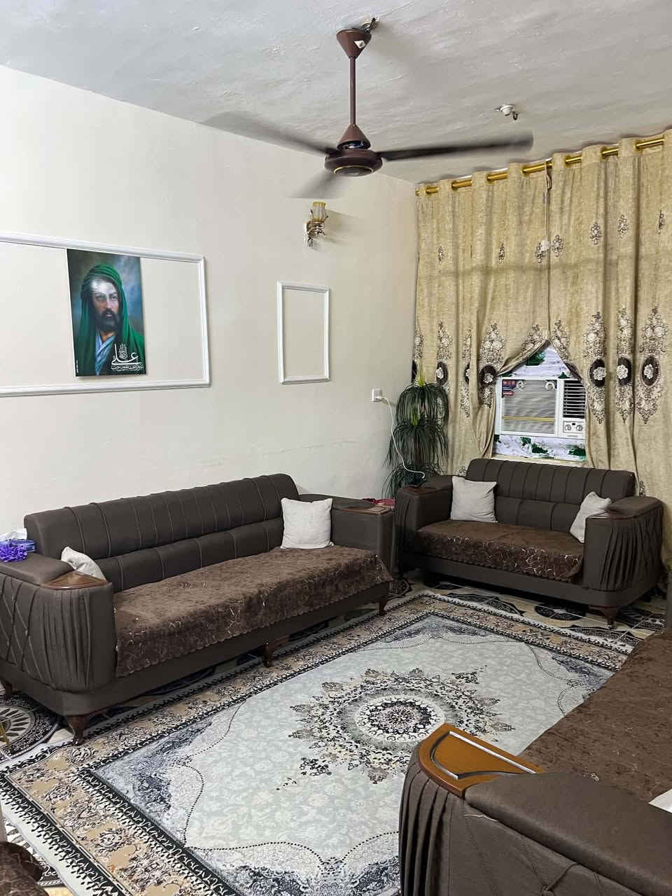 بيت للبيع
الموقع حي الربيع شارع القاضي قرب حسينية مسلم بن عقيل
يحتوي على استقبال +صاله+غرفتين  
السعر ٨٥ مليون قابل للتفاوض 
للتواصل *********** غير متواجد على النت
