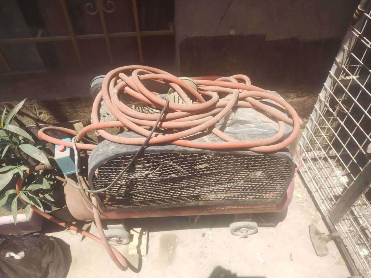 كمبريسر اصلي قايج واحد ١٥٠ بار نظيف جدا مع صونده ٢٠ متر للبيع ١٥٠ الف قفله بدون عمله شغال يشتغل ويفصل اوتوماتيك شغال


**إذا كنت صاحب هذا الإعلان وتريد حذفه لأي سبب، رجاءا أرسل رسالة إلى الدعم الفني**