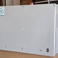 بورد لربط بطاريات عدد ٤ مع انفيرتر عدد ٢ العمل : باس بار ٤٠٠ امبير / ك...