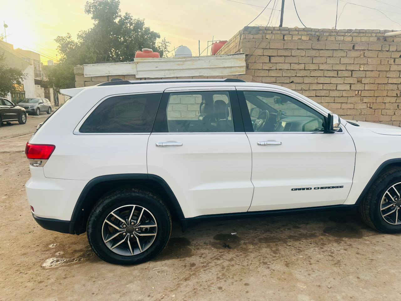 جيب كراند شيروكي لمتد 
الموديل : 2021. 
المحرك : V6.  3.6L 
* المواصفات 
* نقطة عمياء .
* المقاعد من الجلد . 
* المقاعد الأمامية كهربائية .
* ذاكرة لحفظ وضعيات الجلوس . 
* المقاعد الأمامية مع تدفئة . 
* صف المقاعد الخلفية مع تدفئة . 
* ويل قياس 20 انج اسود لماع .
* مقود السائق كهربائي . 
* تدفئة ستيرن . 
* سقف بانوراما ..
* نظام الملاحة (GPS) . 
* نظام خاص للطرق الوعرة 
* تشغيل عن بعد .
* صندوق كهربائي .
*  حساسات أمامية . 
*  حساسات خلفية .
* كاميرا خلفية .
* بخاخ ماء لتنظيف المصابيح الامامية .
* مرايا بخاصية التعتيم الذاتي . 
* مرايا جانبية قابلة للطي كهربائيا . 
* بلوتوث تلفون . 
* محدد سرعة . 
* نظام تشغيل واطفاء اوتماتيكي للمحرك للتوفير من صرف الوقود
* نظام بريك اوتماتيكي .
السعر 270وبيها مجال 
الاستفسار اتصال على الرقم *********** وتساب هم موجود
