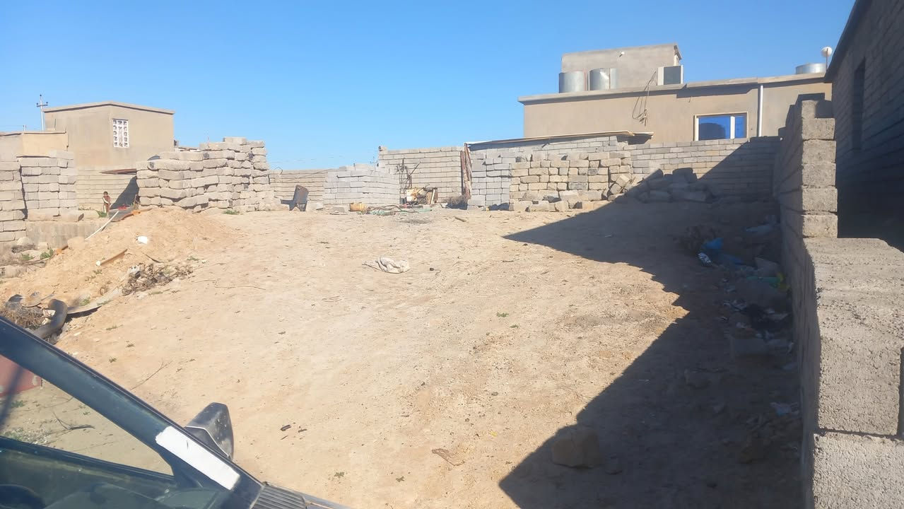 السلام عليكم تكعيبه للبيع مساحة الارض 275متر بيهى بلوك 2500 بلوكه قرب محطه ضفاف النهرين السعر 8مليون وبيه مجال ***********
***********
