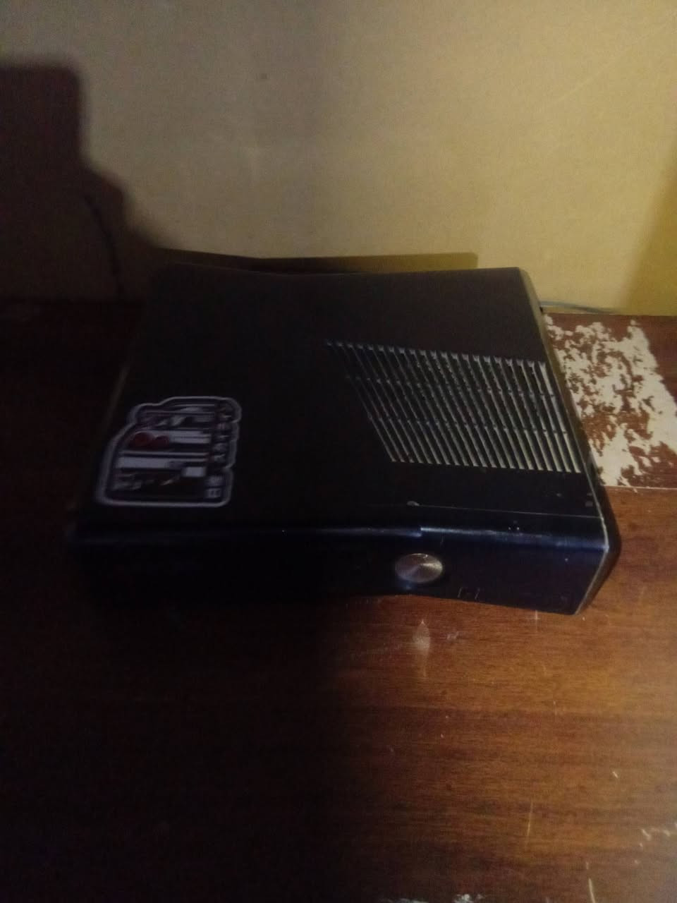 السلام عليكم XBOX 360 للبيع النضافه 70\100 الجهاز بي 63 لعبه بي نقص واير HD السعر 80 و بي مجال للستفسار ***********
