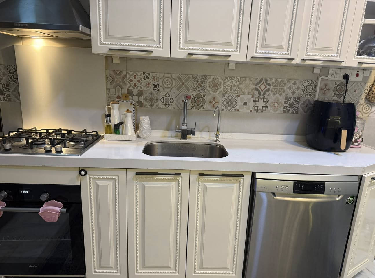 مطبخ للبيع 
لونه اوف وايت ♥️

قياساته جهة الطباخ ٢٦٠ سم الجهة المقابلة ٢٩٠ سم

بيه L shape مرمر مكان للأكل

مشتغليه شركة سيلكا 

نظيف جداً وبدون اضرار

بيه L shape كوارتز ممكن يصير مكان اكل 

 

سويته ب٣٠ ورقة وابيعه بمليون ومرشحة اريستون ايطالي هدية


**إذا كنت صاحب هذا الإعلان وتريد حذفه لأي سبب، رجاءا أرسل رسالة إلى الدعم الفني**